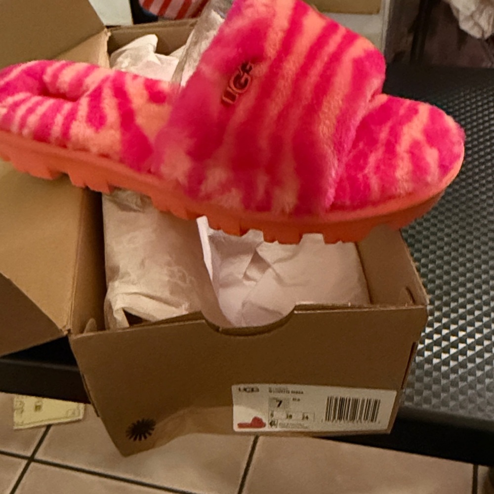 UGG woman  Pink and Orange Fluffy Slide
